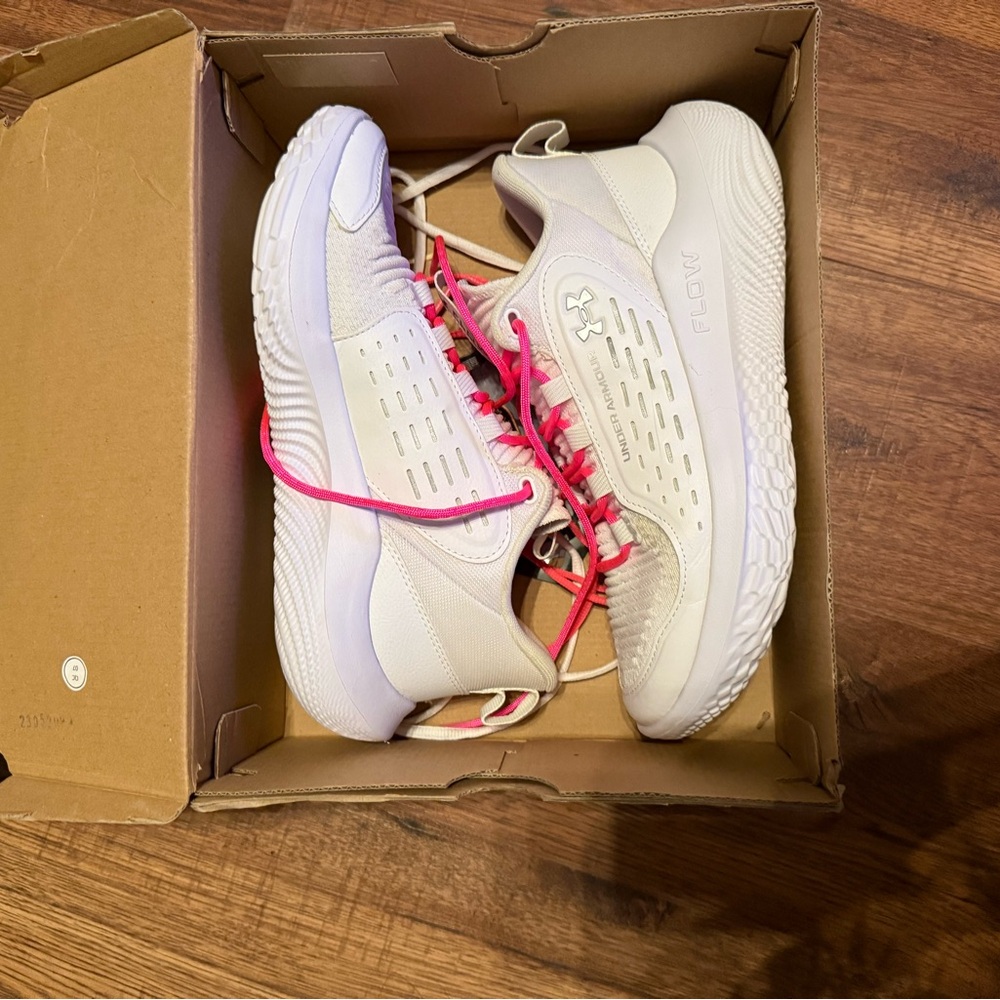 Women’s under armor basketball shoes - Picture 2 of 11